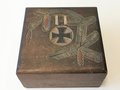 1. Weltkrieg, patriotische Holzschachtel mit diversen Kleinteilen