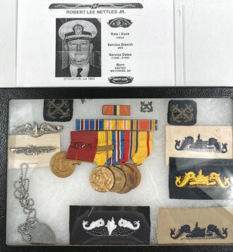 U.S. WWII and Korean War, Convolute of an Navy "Submarine" Veteran, Awards, Insignia and Dog Tag in Glas Box (20 pieces), 21 x 31 x 2 cm, very good condition