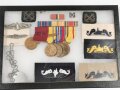 U.S. WWII and Korean War, Convolute of an Navy "Submarine" Veteran, Awards, Insignia and Dog Tag in Glas Box (20 pieces), 21 x 31 x 2 cm, very good condition