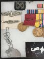 U.S. WWII and Korean War, Convolute of an Navy "Submarine" Veteran, Awards, Insignia and Dog Tag in Glas Box (20 pieces), 21 x 31 x 2 cm, very good condition