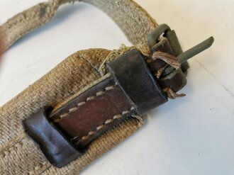 1.Weltkrieg Halsriemen aus Ersatzmaterial für Train und Artillerie. Leder trocken, Metallbeschläge neuzeitlich überlackiert