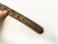 1.Weltkrieg Halsriemen aus Ersatzmaterial für Train und Artillerie. Leder trocken, Metallbeschläge neuzeitlich überlackiert