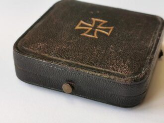 Eisernes Kreuz 1. Klasse 1914, Herstellermarkierung "KAG" im Etui mit EK Aufdruck