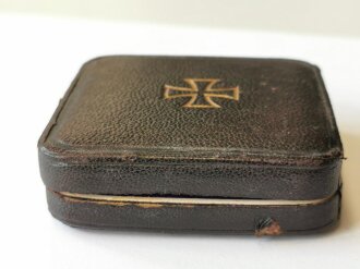 Eisernes Kreuz 1. Klasse 1914, Herstellermarkierung "KAG" im Etui mit EK Aufdruck