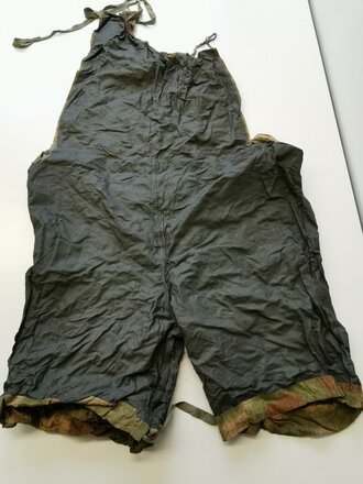 Leichter Gasschutzanzug der Wehrmacht, Hose in Sumpftarn. Gummi weich und nicht verklebt, selten