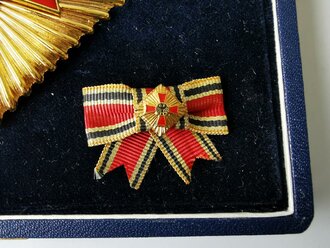 Bundesrepublik Deutschland, Bundesverdienstkreuz,  Großes Verdienstkreuz mit Stern für Damen im Etui. Beim Stern hat sich die Auflage gelöst und wurde unfachmännisch geklebt, sonst sehr guter Zustand.