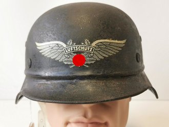 Stahlhelm Luftschutz, Befestigung des Kinnriemen abgerissen, sonst gut, ungereinigtes Stück