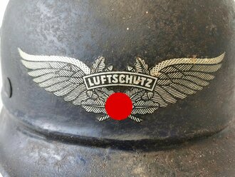 Stahlhelm Luftschutz, Befestigung des Kinnriemen abgerissen, sonst gut, ungereinigtes Stück