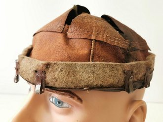 Lederteil für ein Stahlhelm Innenfutter, wohl Frankreich, Umfang aussen gemessen etwa 58cm