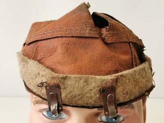 Lederteil für ein Stahlhelm Innenfutter, wohl Frankreich, Umfang aussen gemessen etwa 58cm