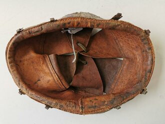 Lederteil für ein Stahlhelm Innenfutter, wohl Frankreich, Umfang aussen gemessen etwa 62cm