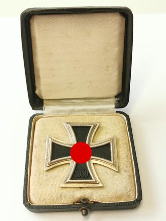 Eisernes Kreuz 1. Klasse 1939, Magnetisch, Hersteller "26" auf der Nadel für B.H.Mayer Pforzheim. Im Etui