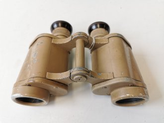 Dienstglas 6 x 30 der Wehrmacht. Sandfarbener Originallack, Hersteller ddx, Leicht neblige Durchsicht, der linke Verstellring dreht durch