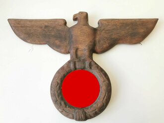 Geschnitzter Adler aus Holz , wohl für einen Schulungsraum, öffentliches Gebäude oder ähnliches. Flügelspannweite 75cm. Ungereinigtes Stück