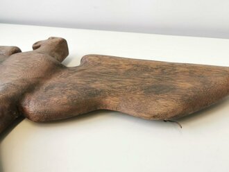 Geschnitzter Adler aus Holz , wohl für einen Schulungsraum, öffentliches Gebäude oder ähnliches. Flügelspannweite 75cm. Ungereinigtes Stück