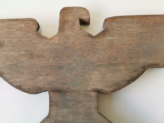 Geschnitzter Adler aus Holz , wohl für einen Schulungsraum, öffentliches Gebäude oder ähnliches. Flügelspannweite 75cm. Ungereinigtes Stück