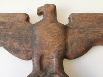 Geschnitzter Adler aus Holz , wohl für einen Schulungsraum, öffentliches Gebäude oder ähnliches. Flügelspannweite 75cm. Ungereinigtes Stück