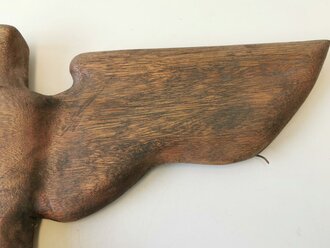 Geschnitzter Adler aus Holz , wohl für einen Schulungsraum, öffentliches Gebäude oder ähnliches. Flügelspannweite 75cm. Ungereinigtes Stück