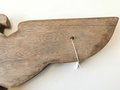 Geschnitzter Adler aus Holz , wohl für einen Schulungsraum, öffentliches Gebäude oder ähnliches. Flügelspannweite 75cm. Ungereinigtes Stück