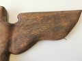 Geschnitzter Adler aus Holz , wohl für einen Schulungsraum, öffentliches Gebäude oder ähnliches. Flügelspannweite 75cm. Ungereinigtes Stück