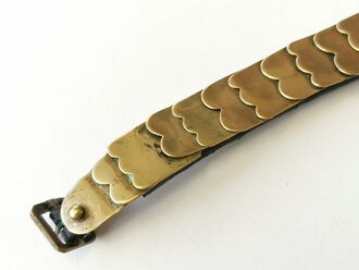 Teil einer Schuppenkette für eine Pickelhaube, golden, flach , Gesamtlänge 19cm