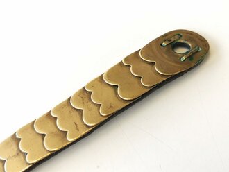 Teil einer Schuppenkette für eine Pickelhaube, golden, flach , Gesamtlänge 19cm