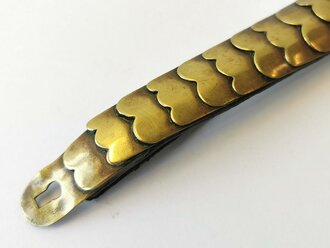 Teil einer Schuppenkette für eine Pickelhaube, golden, gewölbt , Gesamtlänge ohne Leder 18cm