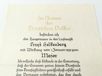 Großformatige Beförderungsurkunde zum Major, ausgestellt 1938 in Berchtesgaden. Die eierschalenfarbene Mappe defekt