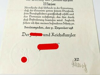 Großformatige Beförderungsurkunde zum Major, ausgestellt 1938 in Berchtesgaden. Die eierschalenfarbene Mappe defekt