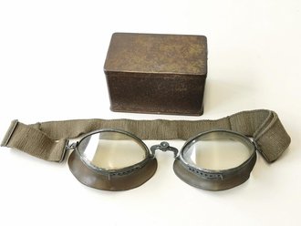 Brille für Kradmelder der Wehrmacht datiert 1945,  in Transportbehälter, Gummi weich