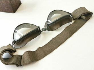 Brille für Kradmelder der Wehrmacht datiert 1945,  in Transportbehälter, Gummi weich