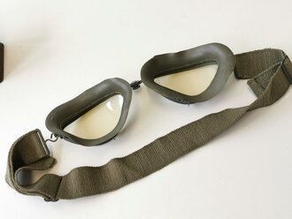 Brille für Kradmelder der Wehrmacht datiert 1945,  in Transportbehälter, Gummi weich