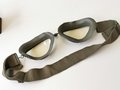 Brille für Kradmelder der Wehrmacht datiert 1945,  in Transportbehälter, Gummi weich