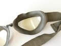 Brille für Kradmelder der Wehrmacht datiert 1945,  in Transportbehälter, Gummi weich