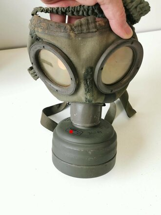 Gasmaske in Dose M38 Wehrmacht. Guter Zustand, Originallack, die lange Trageriemen nicht gerissen.