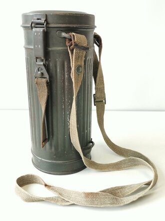 Gasmaske in Dose M38 Wehrmacht. Guter Zustand, Originallack, die lange Trageriemen nicht gerissen.