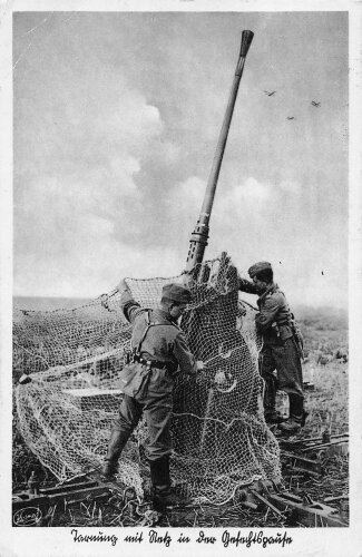 Ansichtskarte Unsere Luftwaffe "Tarnung mit Netz in der ..."