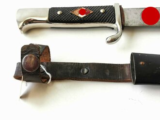 Hitler Jugend Fahrtenmesser, frühes Stück mit Devise, Hersteller Anton Wingen Solingen. Das Griffemblem mit Emailleschaden, sonst guter Zustand