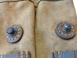 Magazintasche MP38 u. 40 Wehrmacht. Stark getragenes, sandfarbenes Stück, die Ladertasche in der Zeit abgetrennt.