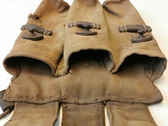 Magazintasche MP38 u. 40 Wehrmacht. Stark getragenes, sandfarbenes Stück, die Ladertasche in der Zeit abgetrennt.