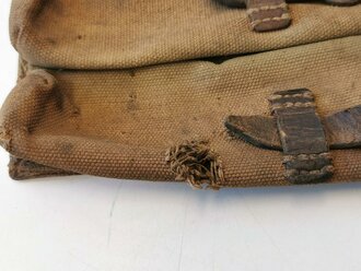 Magazintasche MP38 u. 40 Wehrmacht. Stark getragenes, sandfarbenes Stück, die Ladertasche in der Zeit abgetrennt.