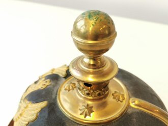 Preußen, Pickelhaube für einen Offizier der Artillerie. Ungereinigtes Stück in gutem Zustand, die Kugel abschraubbar.