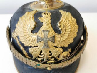 Preußen, Pickelhaube für einen Offizier der Artillerie. Ungereinigtes Stück in gutem Zustand, die Kugel abschraubbar.