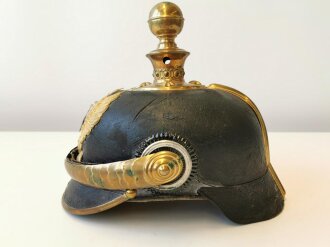 Preußen, Pickelhaube für einen Offizier der Artillerie. Ungereinigtes Stück in gutem Zustand, die Kugel abschraubbar.