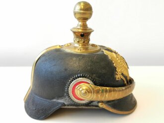 Preußen, Pickelhaube für einen Offizier der Artillerie. Ungereinigtes Stück in gutem Zustand, die Kugel abschraubbar.