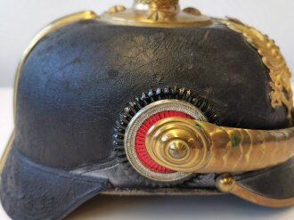 Preußen, Pickelhaube für einen Offizier der Artillerie. Ungereinigtes Stück in gutem Zustand, die Kugel abschraubbar.