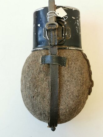 Feldflasche Wehrmacht, spätes,  getragenes Stück
