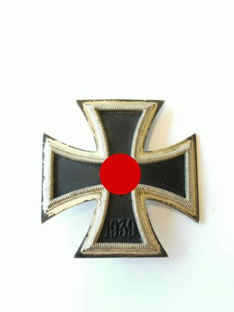 Eisernes Kreuz 1. Klasse 1939, Hersteller L/11 im Kasten für Deumer Lüdenscheid. Magnetisches , gewölbtes Stück mit vollständiger Schwärzung