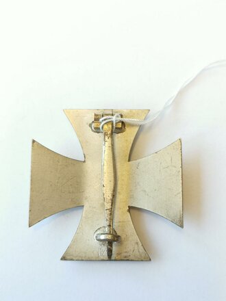 Eisernes Kreuz 1. Klasse 1939, Hersteller L/11 im Kasten für Deumer Lüdenscheid. Magnetisches , gewölbtes Stück mit vollständiger Schwärzung