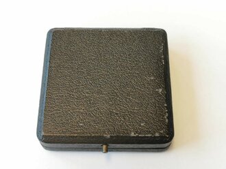 Eisernes Kreuz 1. Klasse 1939 im Etui mit Umkarton Juwelier Robert Koch Frankfurt/Main. Das Eiserne Kreuz ohen Herstellermarkierung, magnetisch, mit vollständiger Schwärzung. Etui und Umkarton in gutem Zustand. Seltenes Set